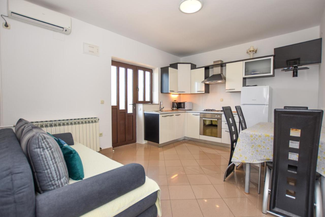 Apartmani Marija Ljubica Паг Екстериор снимка